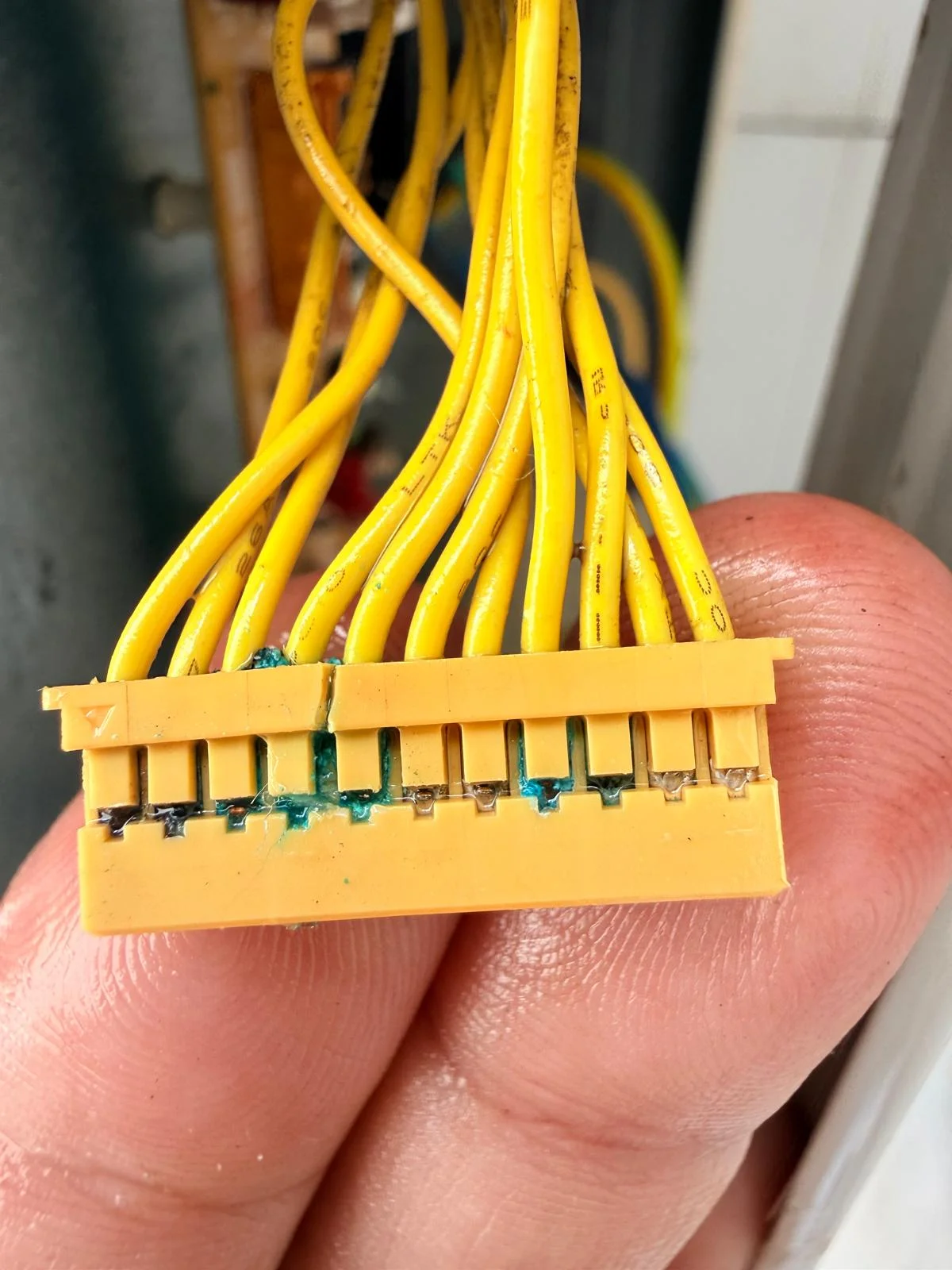 Cable sulfatado e incluso roto