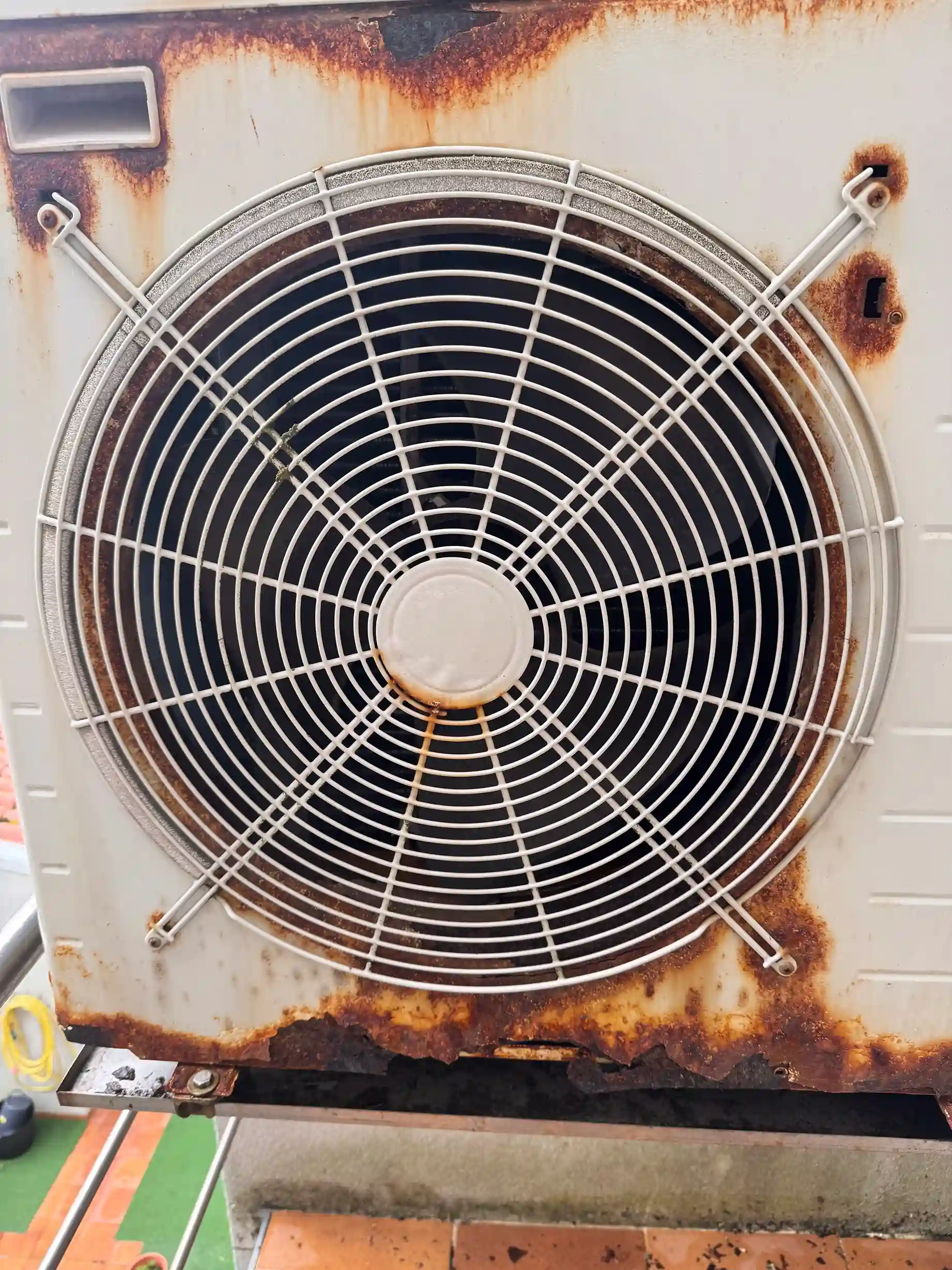 Frontal oxidado de la unidad exterior Daikin Altherma